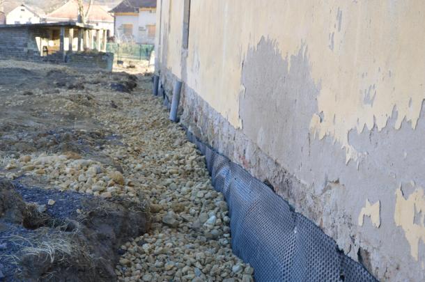 Az úgynevezett Dörken lemezek elhelyezésével megakadályozható, hogy a talajvíz felszivárogjon a falakba.