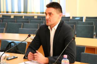 Dr. Csuzda Gábor, a Fidesz-KDNP frakcióvezetője azt kérte Zsuponyó Anettől, hogy próbálja meg helyreállítani az alpolgármesteri tisztség becsületét.