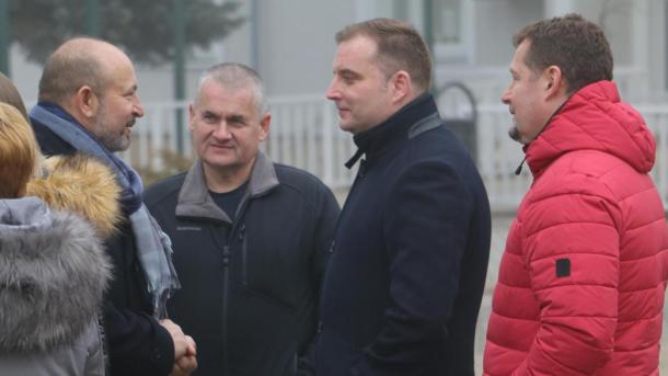 A politikus Kiss Sándor országgyűlési képviselőjelölttel közösen standolt a Szolgáltatóház előtt.