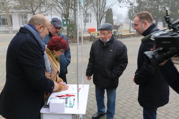 A téma a rendvédelmi dolgozók ügye, hiszen szeretnék visszaadni a szolgálati járandóságot azoknak, akiktől a Fidesz ezt korábban elvette.