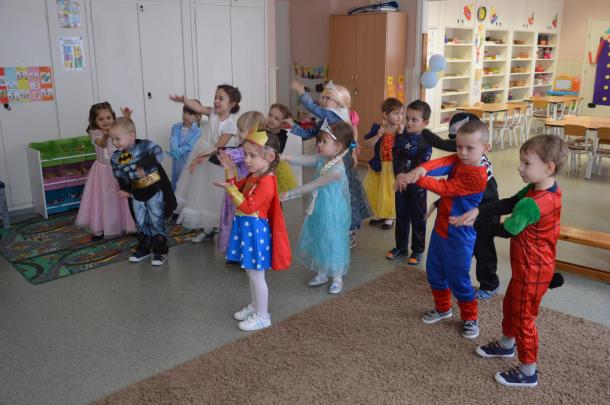 Többek között tánc és szörpivó versenyt rendeztek a pedagógusok.