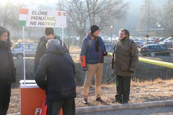 A Fidesz-KDNP leendő jelöltje és a párt aktivistái a Városi Piacon.