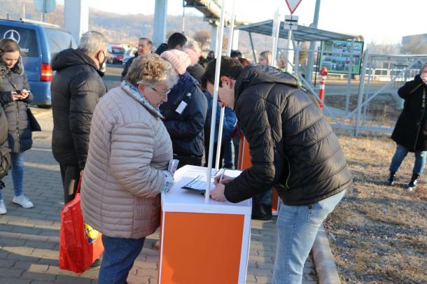A Fidesz-KDNP aktivistái megkezdték az ajánlások gyűjtését a Városi Piacon.