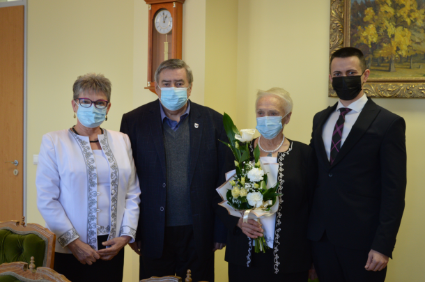 Ebből az alkalomból Ózd város polgármestere, Janiczak Dávid egy emlékplakettet és virágot adott át neki.