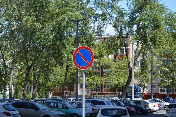 Új várakozni tilos táblát helyeztek el az Újváros tér 11-10-es számú épület mellé.
