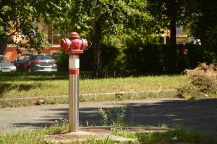 Az újonnan kihelyezett várakozni tilos táblák a tűzoltók mentési munkáját könnyítik meg.