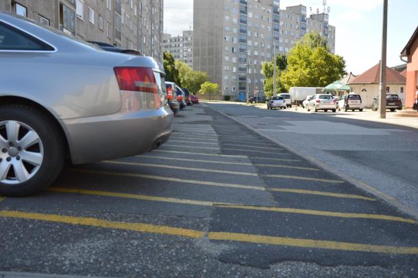 A szabálytalanul parkoló autók megnehezítik a tűzoltók mentési munkáját.