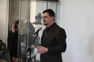 Farkas Péter Barnabás, az ÓMÉK múzeumi ágazatvezetője köszönti a kiállításmegnyitó résztvevőit.
