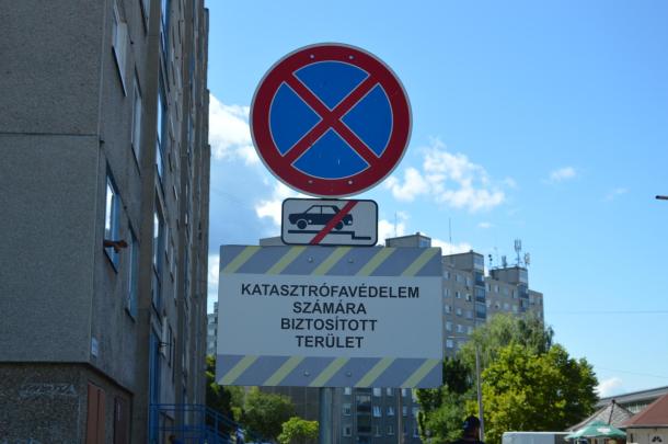 A „Katasztrófavédelem számára biztosított terület” tábla jelzi, hogy mely területen tilos a várakozás és a parkolás.