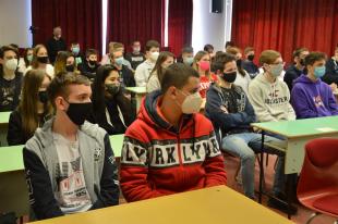 A vállalkozások beindításáról tartottak előadást a diákoknak a SZIKSZI-ben.