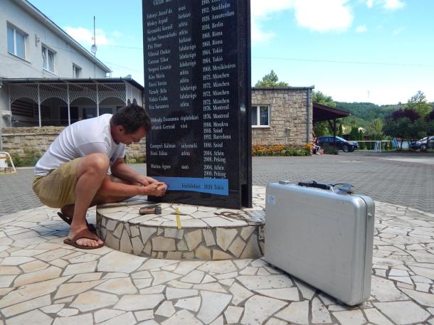 Vámos Petra, válogatott kézilabdázó nevével gyarapodott a városi stadion klubháza előtt található emlékmű.