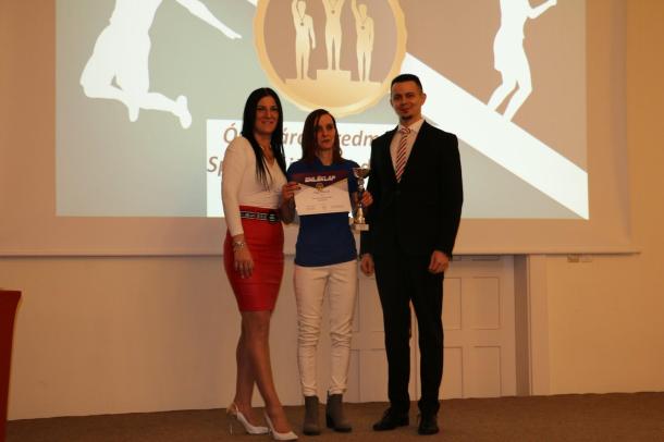 Ózd Város Sportjáért díjat vehetett át Nagy Nikoletta, aki szinte valamennyi helyben megrendezett sportesemény aktív segítője.
