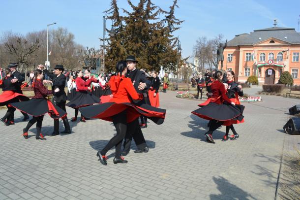 A Szabad Szombat Táncegyüttes piros-fekete szoknyái látványosan pörögtek a márciusi napsütésben.