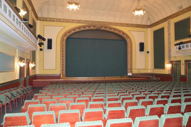 Ózdon 1912-ben kezdték meg az első filmvetítéseket, amelyeknek akkor az Olvasó Egylet Színházterme szolgált színhelyül.