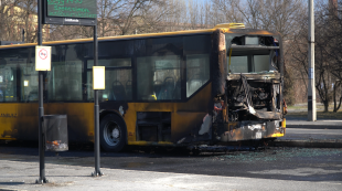 Kiégett egy helyi járatos autóbusz motortere az indítóban ma délelőtt.