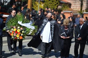 A gyászszertartást Szőke Gábor, római katolikus plébános tartotta.