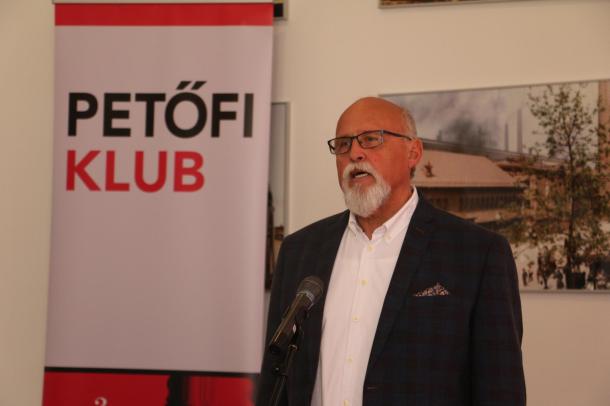 A Petőfi Klubot Ózdon Riz Gábor, országgyűlési képviselő, miniszteri biztos nyitotta meg, beszédében többek között kiemelte Petőfi Sándor költészetének értékességét.
