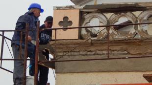 A kivitelezés során többek között megújul a lapos tető, kijavítják a stukkókat és új szigetelést is kap a templom.