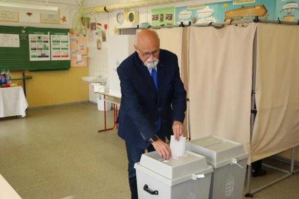 Riz Gábor, a Fidesz-KDNP országgyűlési képviselőjelöltje is leadta szavazatát.
