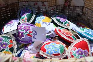 A fiatalok kaptak egy-egy kézműves tojást, amelyet az Ózdi Városüzemeltető Intézmény munkatársai készítettek.