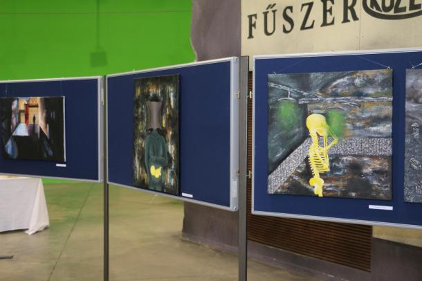 Elgondolkodtató festményeket is láthatott a közönség az NFÉ nagycsarnokában.