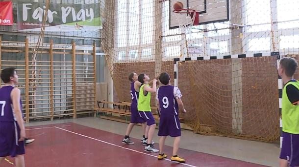Folyamatos a munka a Beszterce Kosárlabda Klub szervezésében a Bolyky Tamás Általános Iskolában.