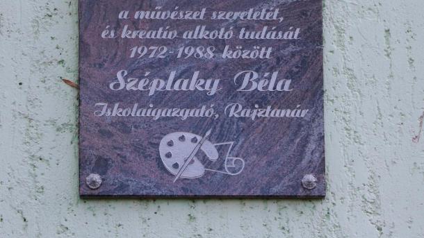 Széplaky Béla, egykori iskolaigazgató emléktáblájának megkoszorúzásával vette kezdetét az idei, Tavaszi Apáczai Napok rendezvénysorozat.