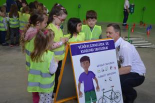 Az Ózdi Rendőrkapitányság munkatársai a Pindúr-Pandúr MINI KRESZ program alkalmával a közlekedés alapvető szabályait mutatták be a gyerekeknek.