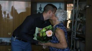 Ózd Polgármestere átadja a virágot Roszjár Lajosnénak Kilencvenedik születésnapja alkalmából.