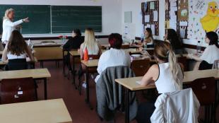 A pedagógusok a reggeli órákban átnézték a vizsgalapokat és jó tanáccsal látták el a fiatalokat kezdés előtt.