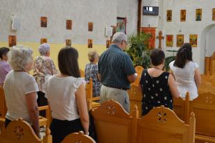 Fennállva imádkoztak a gyülekezet tagjai.