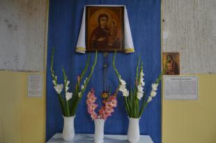 Friss virágok díszelegtek Szűz Mária képe előtt.