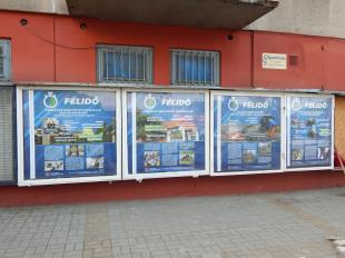 A Vasvár úton található kirakatokba plakátokat is elhelyeztek.