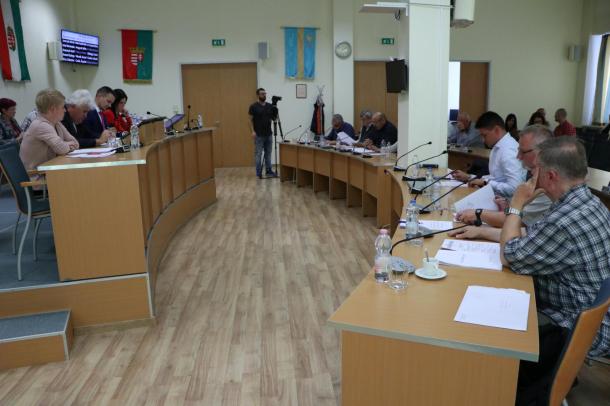 Rendkívüli képviselő-testületi ülést tartott Ózd Város Önkormányzatának Képviselő-testülete a Városháza nagy tanácstermében.