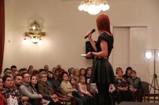 Tóth Alexandra instrukciókkal látja el a közönséget