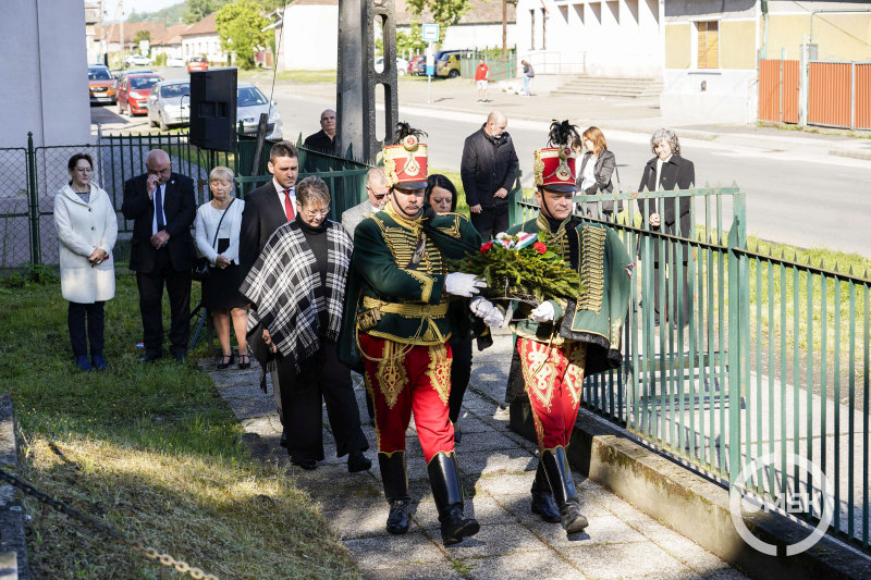 A FIDESZ, Magyar Polgári Szövetség és a KDNP közösen emlékezett meg a hősökről.