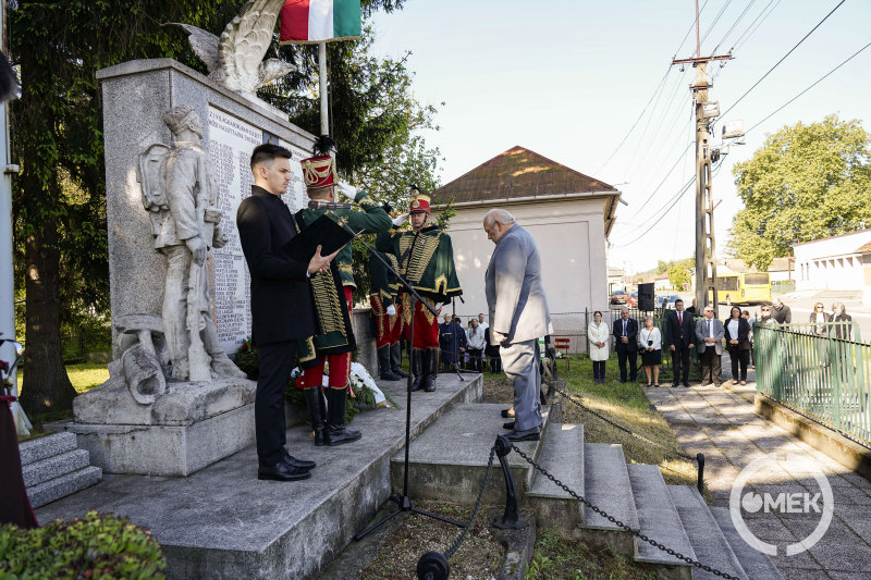 A Sajóvárkonyi Erdőbirtokossági Társaság helyezi el a tisztelet koszorúját.