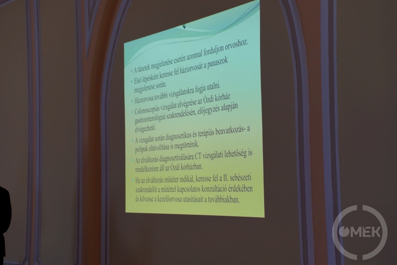 A kivetítőn jól olvasható az előadás szövege.