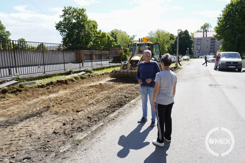 Angyal Béla beszélget az egyik ott lakóval a Lehel vezér úton.