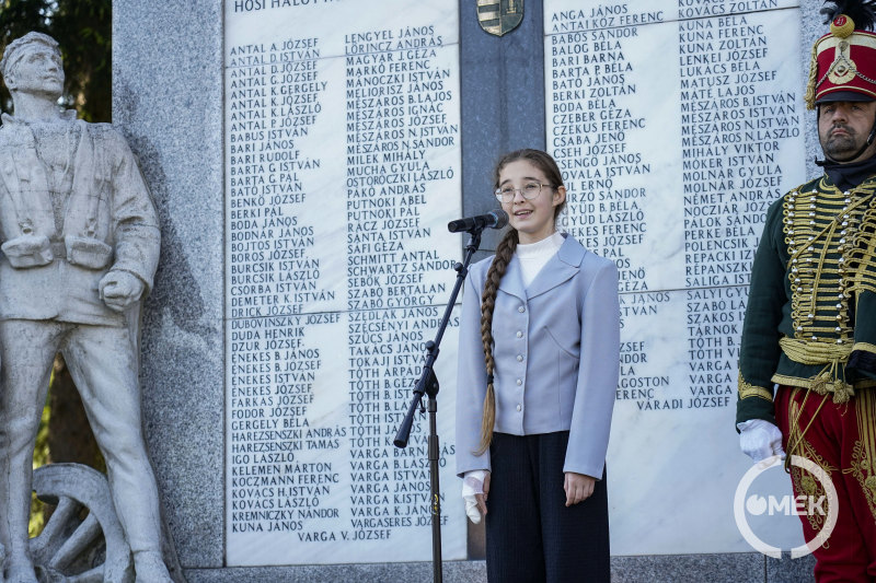 Demeter Borbála Wass Albert Gyertyaláng című versét szavalta el.