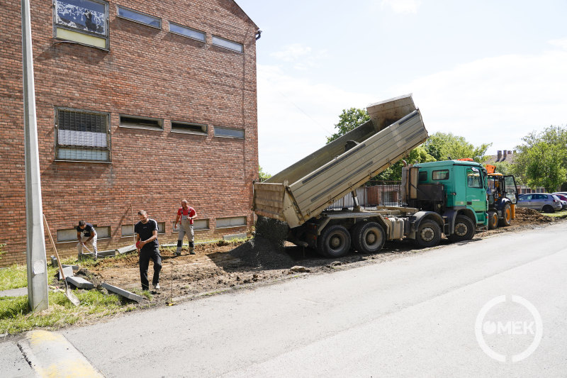 Érkezik az alapanyag a parkolóhoz.