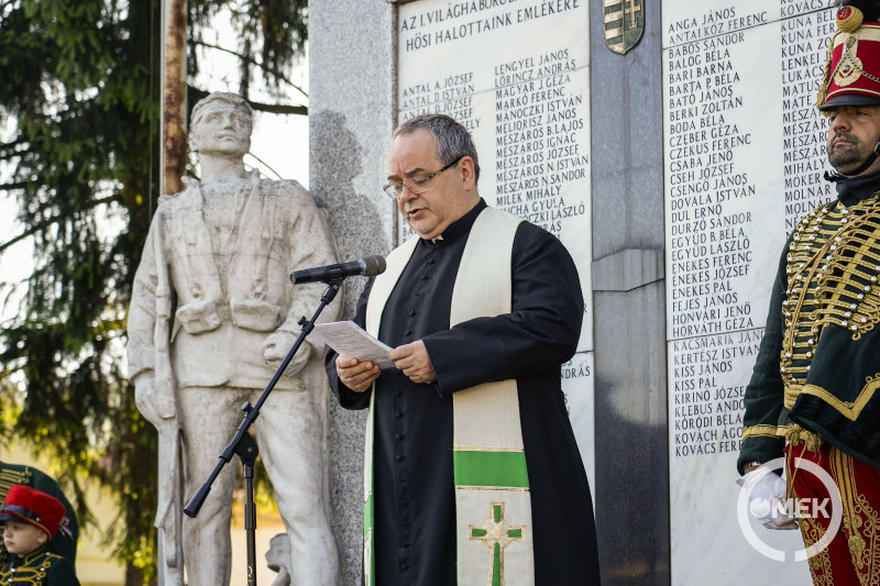 Mischninger Ferenc római katolikus plébános a hősök lelki üdvéért könyörgött.