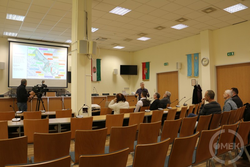 A megjelentek figyelmesen hallgatják a pályázati beszámolót.