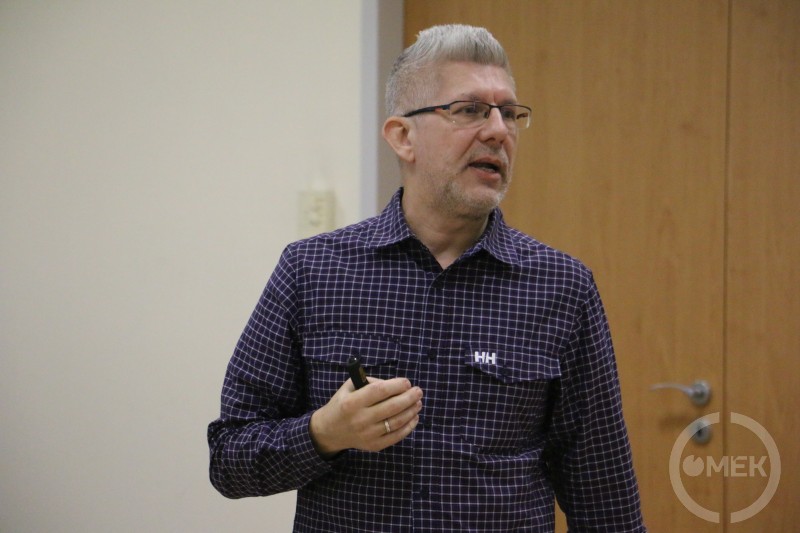 Szaka Attila a projekt ügyintézője beszédet mond.