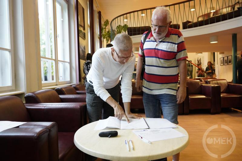 Szaka Attila Dubovinszky Lászlónak mutatja a projekt részleteit.