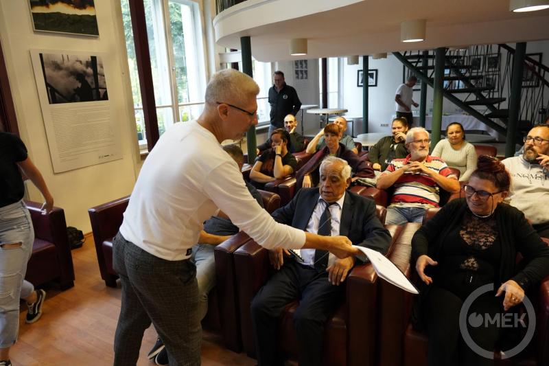 Szaka Attila köznevelési, művelődési és projekt ügyintéző kiosztja a dokumentumokat.