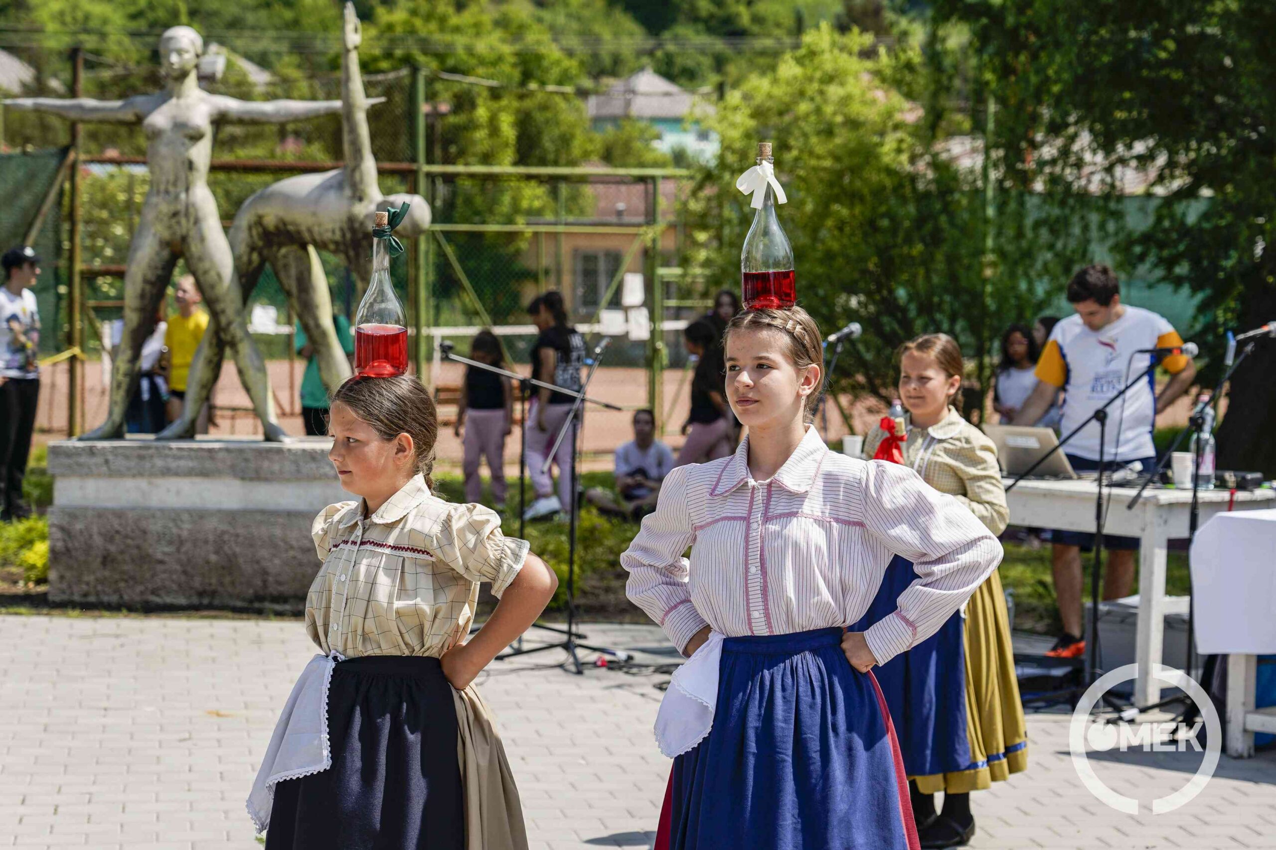 A Bolyky iskola tanulói néptáncolnak.
