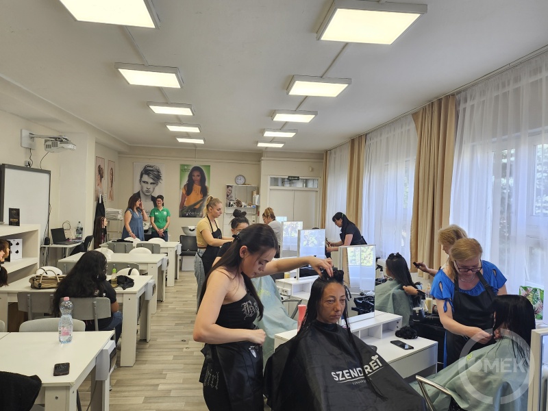 A Magyar Református Szeretetszolgálat ózdi telephelyéről nyolc hölgy érkezett modellnek.