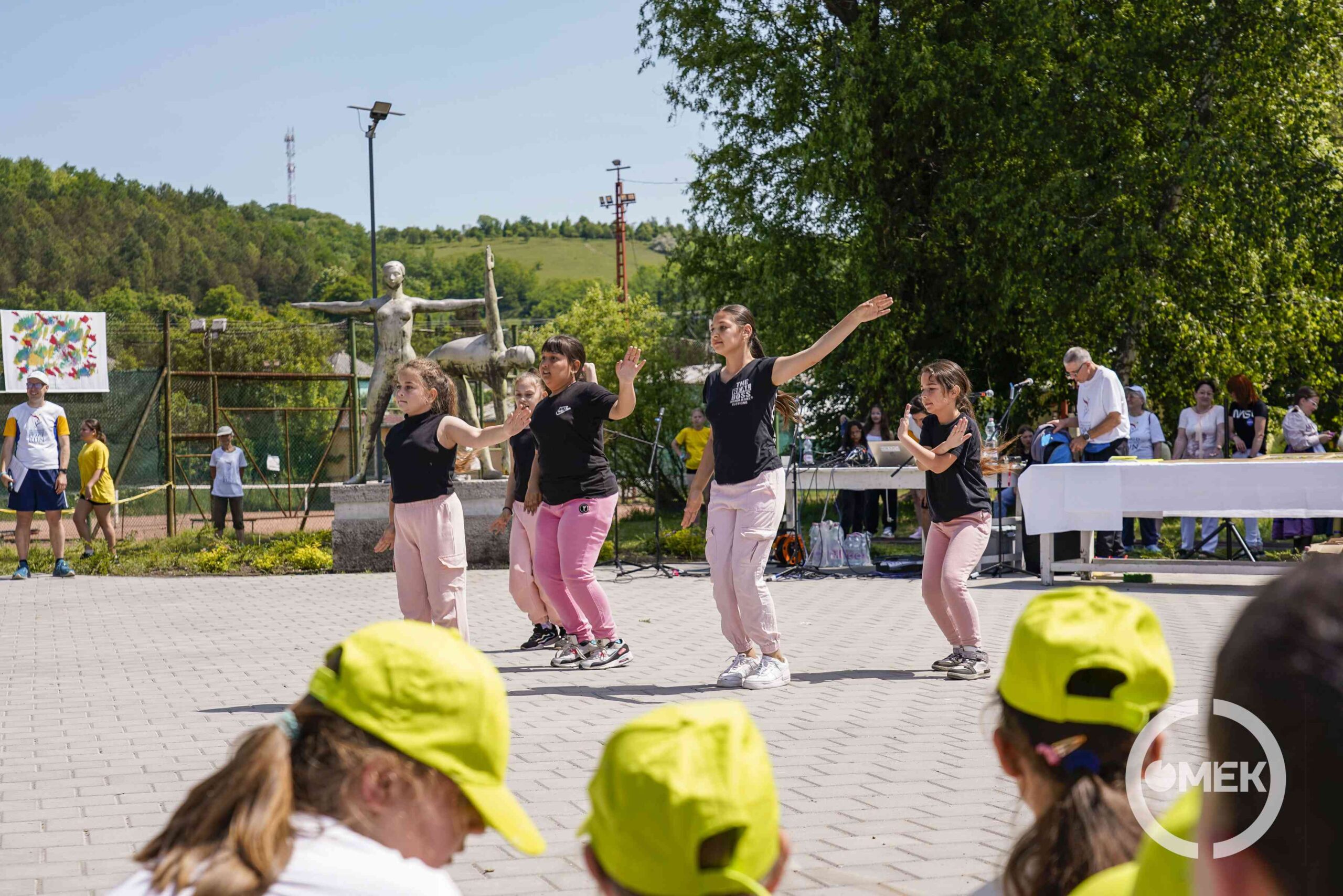 A Petőfi suli diákjai táncolnak.