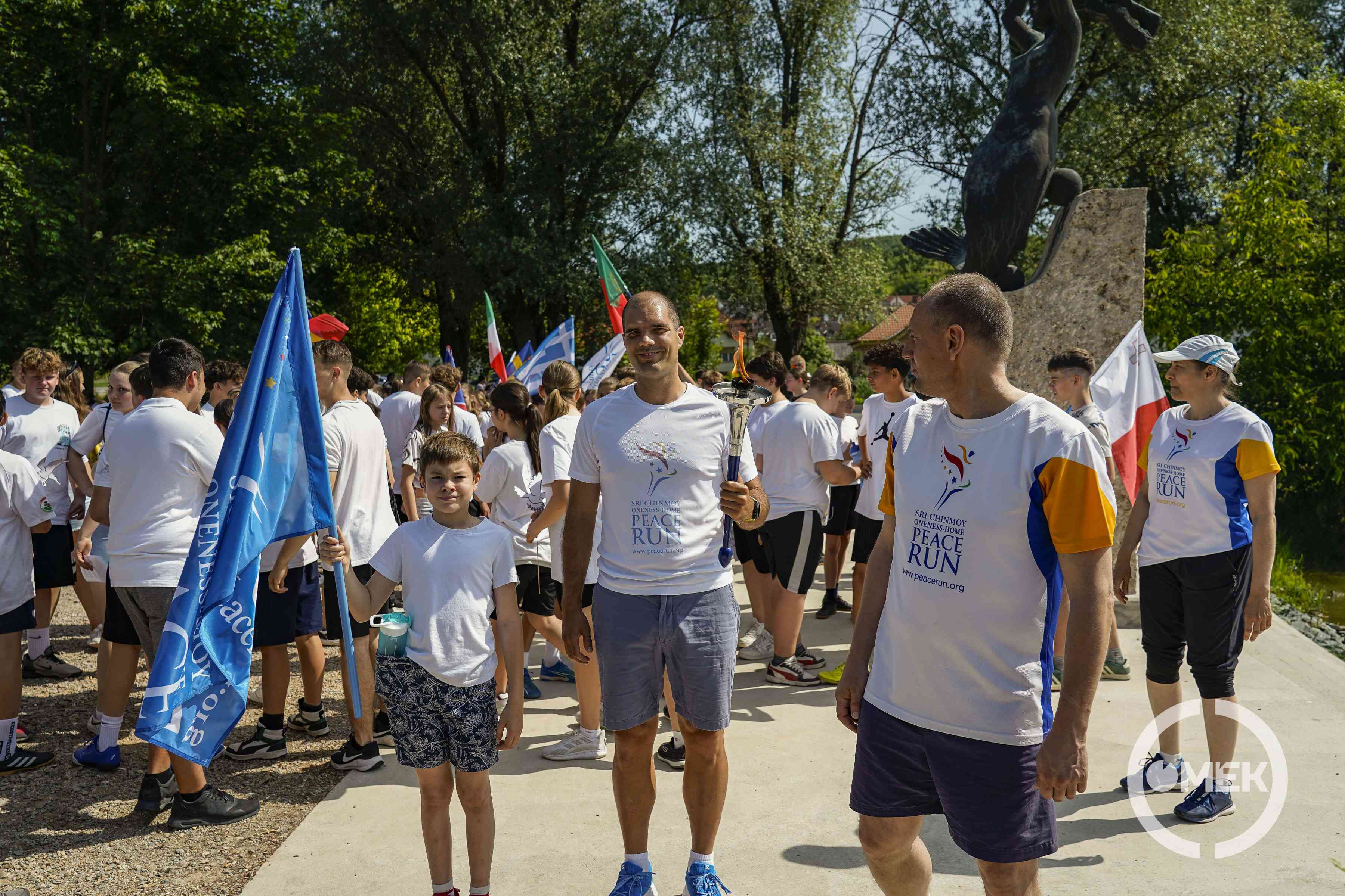 A Sri Chinmoy Alapítvány képviselői a béke lángjával.